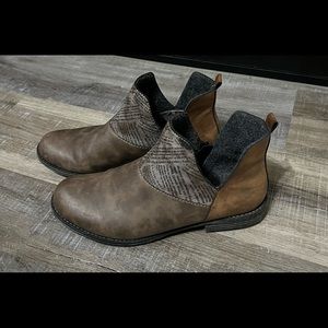 Rieker rare news print ankle boots size 41.